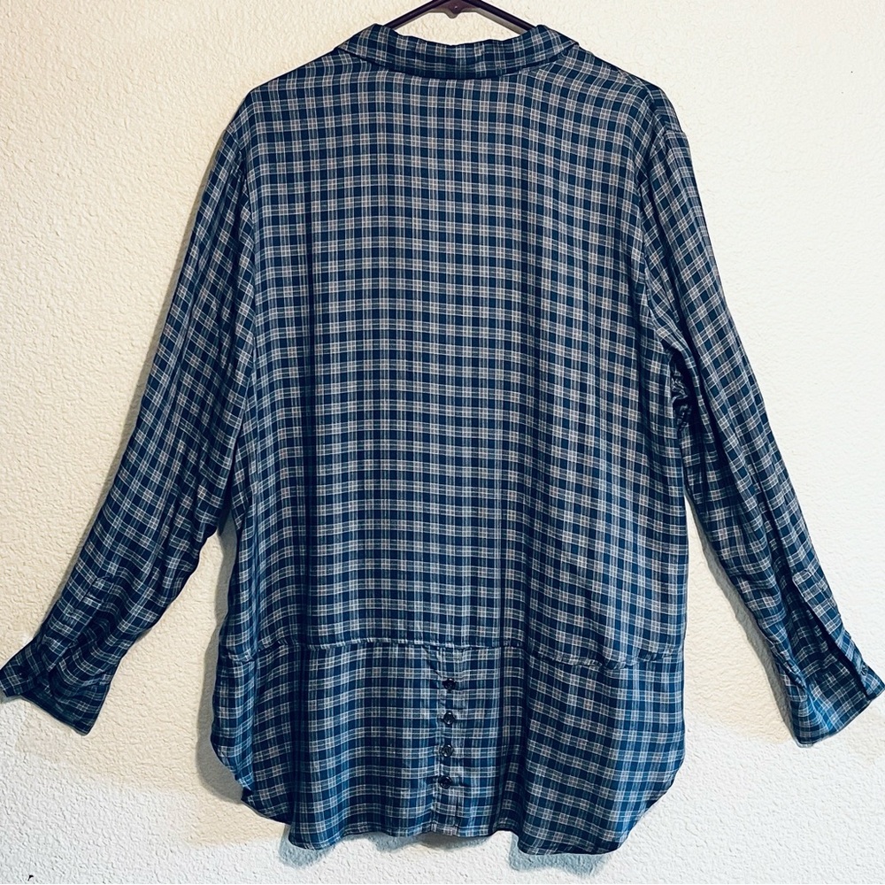 Women’s Longsleeves With Front Button Up And Back Buttons. New With Tags